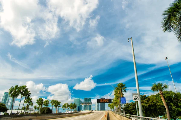 Snelweg met wolkenkrabbers op blauwe bewolkte hemel — Stockfoto
