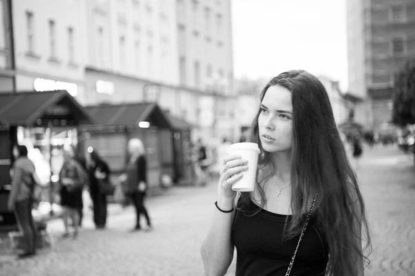 Kvinna med hämtmat gå på gatan. Kvinna hålla engångs kaffekopp. Kaffe eller te humör. Drick och ät under sommarlovet eller resan. Skönhet flicka med långt hår och naturlig makeup — Stockfoto