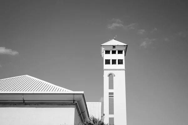 Haus mit Turm am sonnigen blauen Himmel. Architektur Struktur und Gestaltungskonzept — Stockfoto