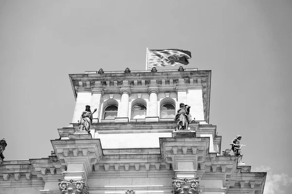 Europäische Gewerkschaftsfahnen wehen im Wind am Reichstagsgebäude, Sitz des Deutschen Bundestages, an einem sonnigen Tag mit blauem Himmel und Wolken, zentraler Berliner Bezirk Mitte — Stockfoto