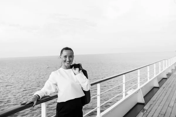 Moda, belleza, mira. Mujer feliz con chaqueta de negocios a bordo en Miami, EE.UU. Viajar por negocios. Sensual sonrisa de mujer a bordo del barco en el mar azul. Lujuria, aventura, descubrimiento, viaje — Foto de Stock