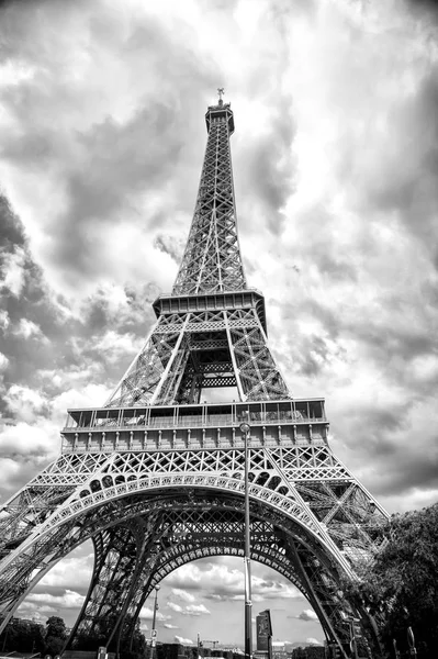 Tour Eiffel à Paris, France. Tour sur ciel nuageux. Structure architecturale et concept de conception. Vacances d'été dans la capitale française — Photo