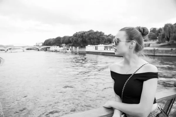Žena se dívá na seine River v Paříži, Francie. Smyslná žena ve slunečních brýlích na mostě v letní den. Koncept dovolené a touhy — Stock fotografie