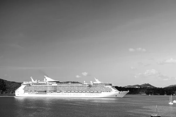 St.Thomas, British virgin island - 13 januari 2016: kryssningsfartyg på seaside. Oceanångare i blå havet på solig himmel. Vattentransport och fartyg. Resa med havet, wanderlust. Sommarsemester på island — Stockfoto