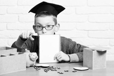 Genç, sevimli, küçük öğrenci.