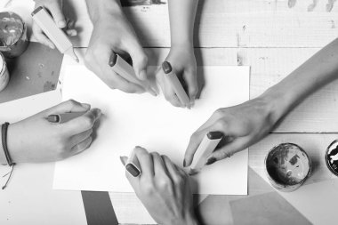 Eller renkli kalemleri tutar ve çizer, üst görünüm