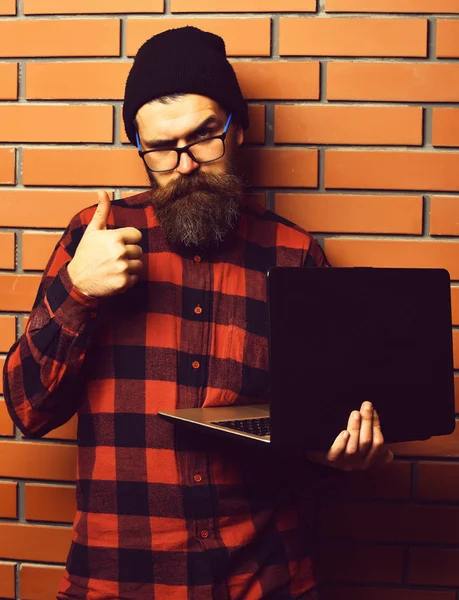 Barbudo brutal caucásico hipster celebración portátil — Foto de Stock