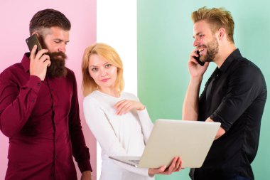 Modern teknolojiler hayat daha kolay. Dizüstü smartphone her zaman online. Erkek kadın sosyal ağlar ile çalışma keyfini çıkarın. Modern teknolojiler meslek dijital sosyal medya pazarlama gerektirir. Modern meslek