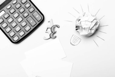 Kırışık kağıt ve çizilmiş ışınlar ampul yapıyor.