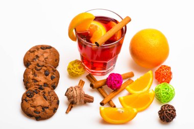 İçki sezon kavramının. Noel mulled şarap ile baharat ve turuncu, beyaz zemin üzerine kapatın. İçki ya da içecek tarçın, portakal meyve ve çikolata damla ile tanımlama