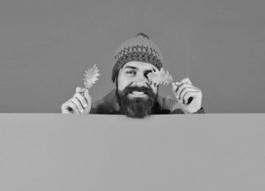 Sonbahar sezonu ve hipster tarzı. Gülümseyen yüzlü adam