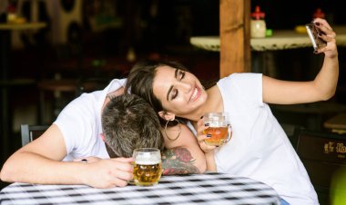 Utanç verici anı yakalamak. Sarhoş arkadaşım dalga kadın. Kız sarhoş erkek arkadaşıyla selfie fotoğraf çekiyorum. O onun için çok zayıf görünüyor. Adam sarhoş tablo ve tam bira cam kız uyuya