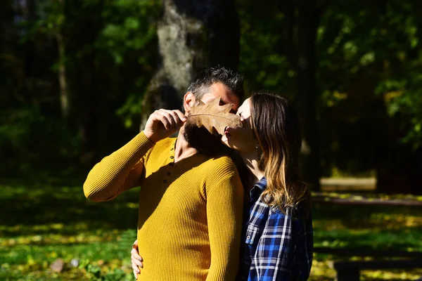 Pareja enamorada toma paseo sosteniendo hojas. Concepto de relación — Foto de Stock