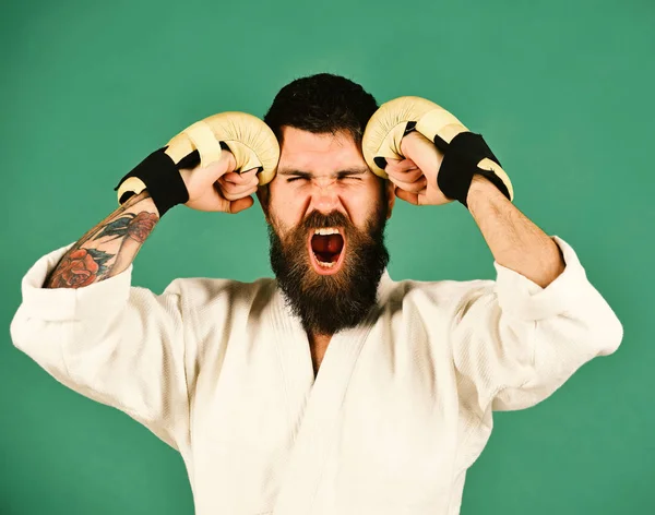 Concepto deportivo oriental. Karate hombre con la cara loca en uniforme — Foto de Stock