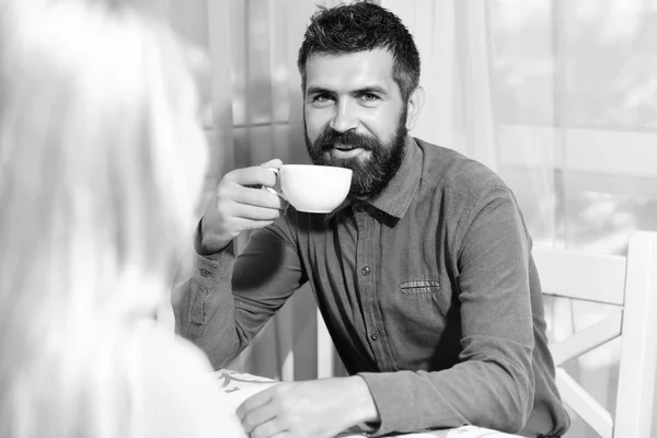 Pareja enamorada sostiene tazas de café en la mesa — Foto de Stock