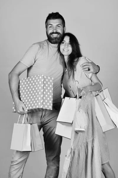 Guy avec barbe et fille avec des visages souriants faire du shopping. — Photo