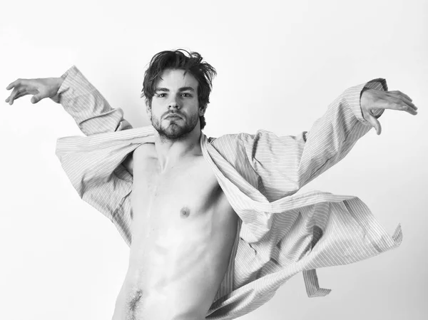 Sexy macho de ensueño con cuerpo fuerte en la ropa de casa . — Foto de Stock