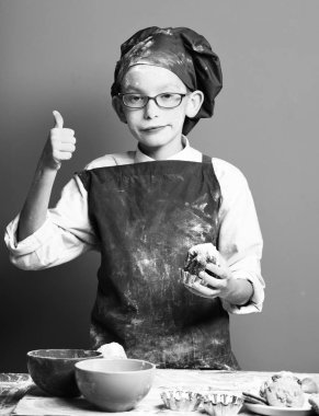 Lekeli tatlı aşçı çocuk.