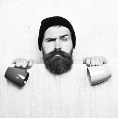 Kâğıt çarşaf ve fincanlarla vahşi beyaz hippi sakallı.