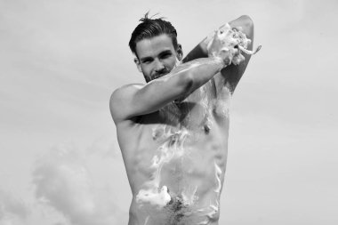 Adam açık gökyüzü arka plan üzerinde köpük ile kaplı