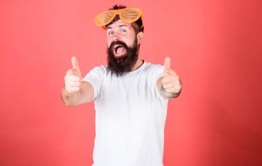 Yaz partisi aksesuar. Yaz aksesuar kavramı. Güneş gözlüğü yaz öznitelik ve şık aksesuar. Adam hipster giyer dev louvered güneş gözlüğü sakallı. Hipster giyer çekim gölgeler güneş gözlüğü.