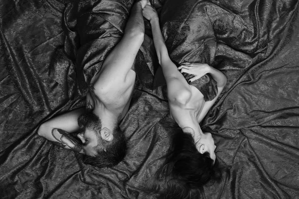 Mann Und Frau Mit Halb Verdeckten Körpern Schlafen Händchenhaltend Mann — Stockfoto
