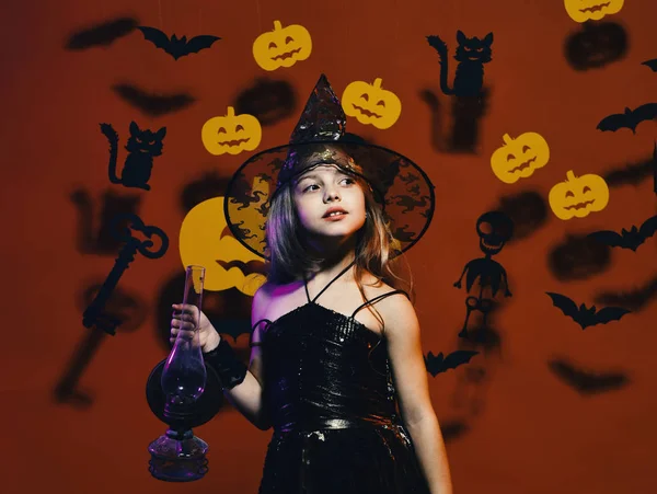 Halloween-Party und Dekorationskonzept. Mädchen mit interessiertem Gesicht — Stockfoto