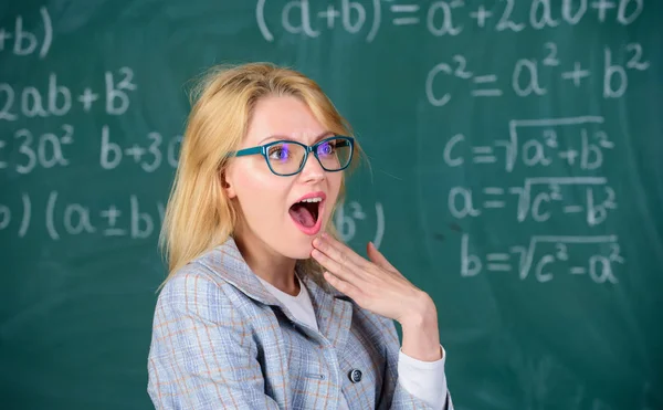 Profesor maravilla sobre el resultado. Educación escolar conocimientos básicos. Resuelve la tarea matemática. ¿Sabes cómo resolver esa tarea. Mujer usar anteojos inteligente profesor aula pizarra fondo, de cerca — Foto de Stock