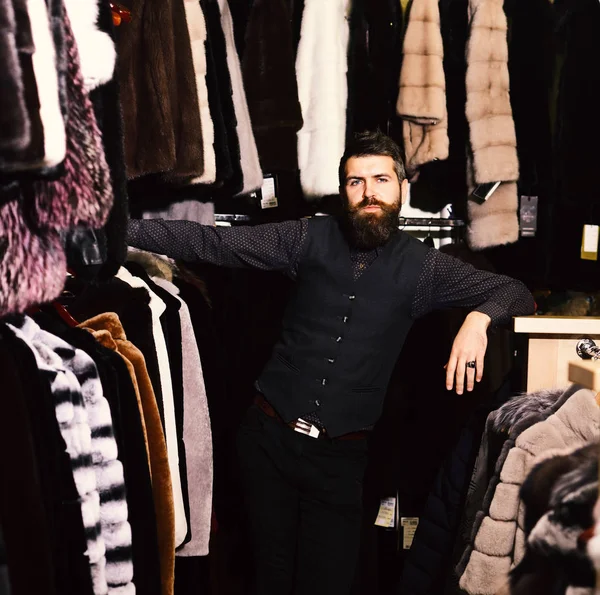 Concepto de estilo de lujo. Macho en tienda de moda . — Foto de Stock