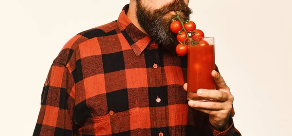 男は、自家製の収穫を保持しています。ひげを持つ男は、トマト ジュースを飲む — ストック写真