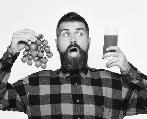 Homem com barba segura vidro de suco e legumes — Fotografia de Stock