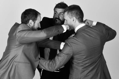 Sakallı ve kızgın yüzlü adam anlaşmazlığı çözmeye çalışıyor..