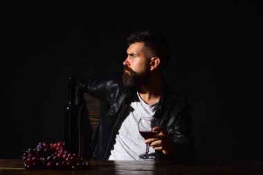 Sommelier pahalı içki tadı. Sakallı adam şarap bardağını tutan