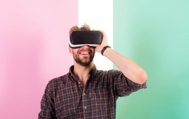 Adam tıraşsız gözlüklü Vr siber uzay, pembe arka planda yer. Hipster modern teknolojiler eğlence için kullanın. Siber uzay. Guy Vr gözlük kafa monte görüntü etkileşim siber uzayda