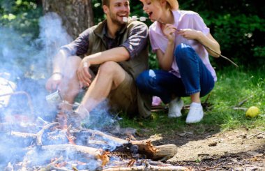 Kamp etkinlik. Aşk kamp içinde çift yeme Kavrulmuş Lokum orman. Kavurma Marshmallow popüler grup etkinliği şenlik ateşi etrafında. Çift Kavrulmuş Lokum Aperatif doğa arka plan yemek