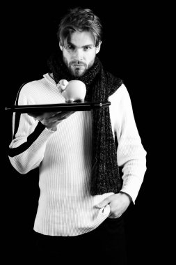 Laptop ve para kutusu olan sakallı adam.