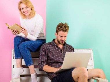 Gençlik bilgi aramak boş zaman harcamak. Erkek ve kadın farklı bilgiler depolar kullanın. Çift olan öğrenciler kitap ve bilgi arama laptop. Bunun yerine eski bilgileri depolar dijital