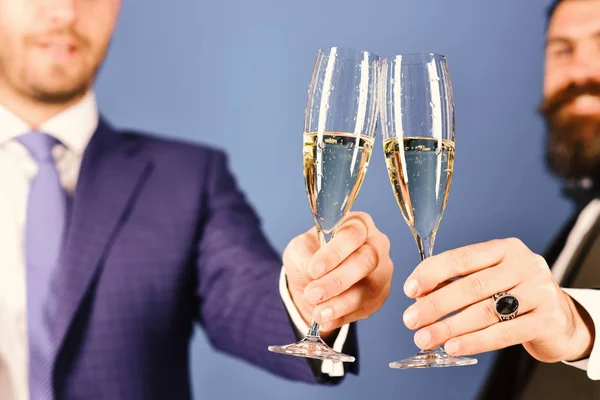 Celebración de Año Nuevo en el trabajo concepto. Gerentes con barba —  Fotos de Stock