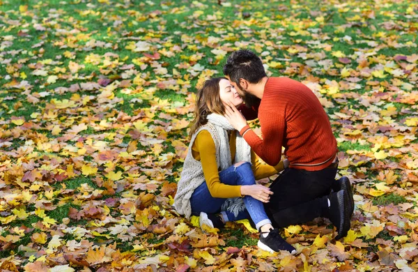 Mężczyzna i kobieta z romantycznym twarze na tle jesiennych drzew — Zdjęcie stockowe