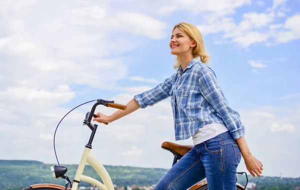 Femme monte vélo fond ciel. Comment apprendre à faire du vélo en tant qu'adulte. Loisirs actifs. Formes d'auto-transport les plus saines, respectueuses de l'environnement et satisfaisantes. Vélo de randonnée fille — Photo