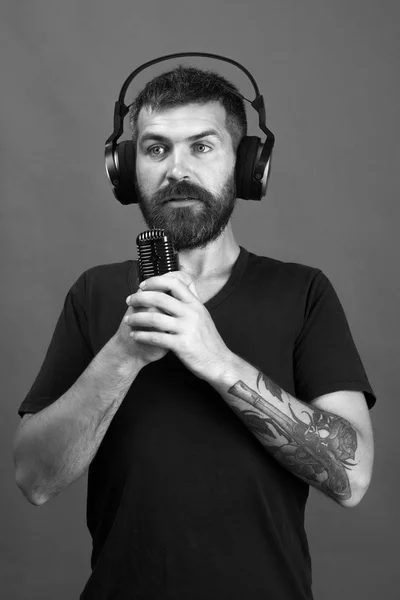 O DJ com barba usa auscultadores. Tecnologias e conceito musical . — Fotografia de Stock