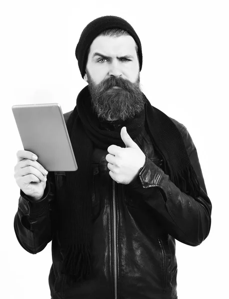 Barbudo brutal caucasiano hipster segurando tablet — Fotografia de Stock