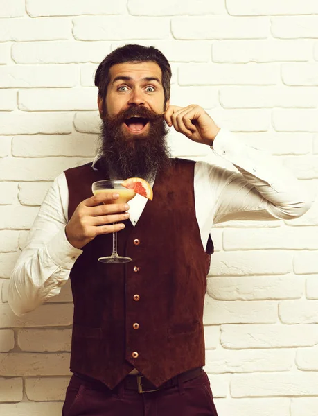 Uśmiechnięty przystojny brodaty mężczyzna — Zdjęcie stockowe
