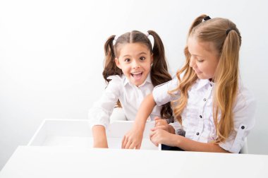Uluslararası Çocuk günü. Mutlu küçük kızlar evde eğitim. Uluslararası Çocuk günü küçük gülümseyen kız. evde eğitim kavramı, kopya alanı.