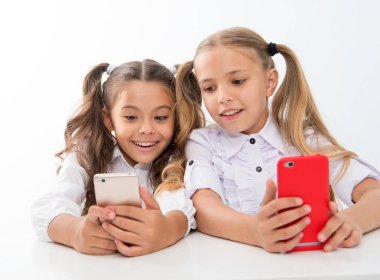 Mutlu yüzlü dijital çocuklar için online eğitim. Online eğitim. Dijital cihazları olan mutlu bir çocuk. Akıllı telefonlar. Dijital çağda yaşıyoruz.