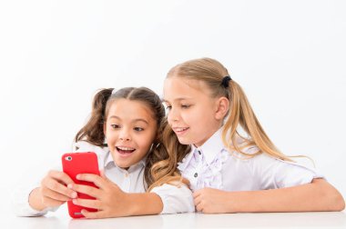 Modern hayat kavramı. Küçük çocuk kızlar smartphone modern yaşamın ayrılmaz bir parçası olarak çalışma. cep telefonu ile küçük kızlar.