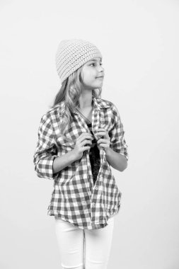 Turuncu arka planda kırmızı kalpli çocuk.