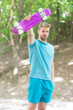 Ekstrem numaraları öğrenmek isteyen. Adam bozuk para taşımaya hazır. Ciddi bir yüz, Penny Park 'ın arka planının dağılmasını sağlar. Erkekler kaykay ve sportif yaşam tarzlarını severler.