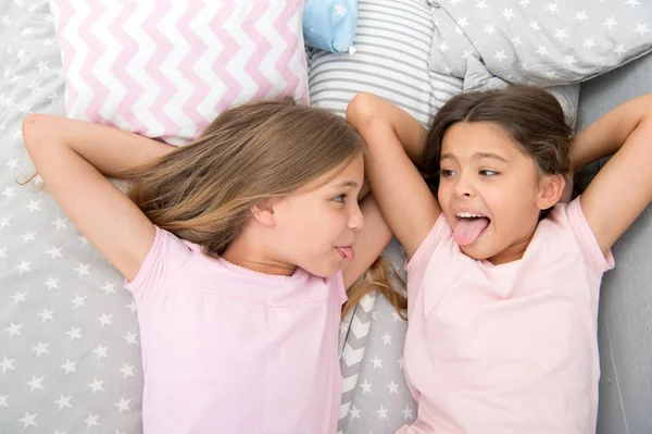 Crianza de los hijos y las relaciones familiares de las niñas pequeñas felices en el dormitorio. concepto de familia y paternidad. Las chicas pequeñas se divierten. siempre felices juntos . — Foto de Stock