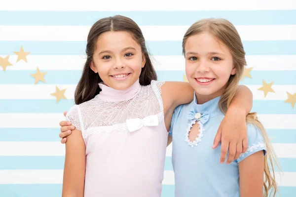 Amistad y mejores amigos. Las niñas son mejores amigas. amistad de las niñas. momento brillante juntos . —  Fotos de Stock